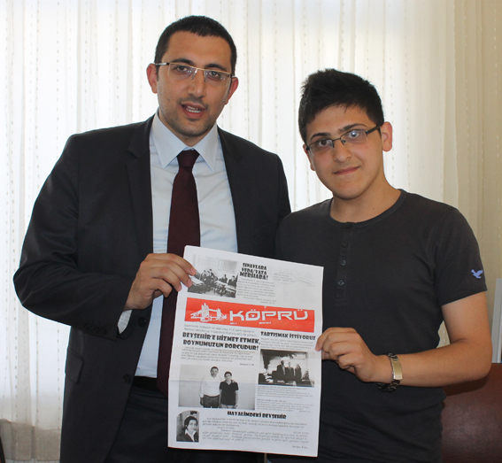 Genç gazeteciye rozetini hediye etti