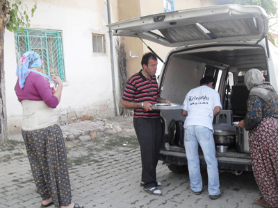 İftar yemeği evlere götürülüyor