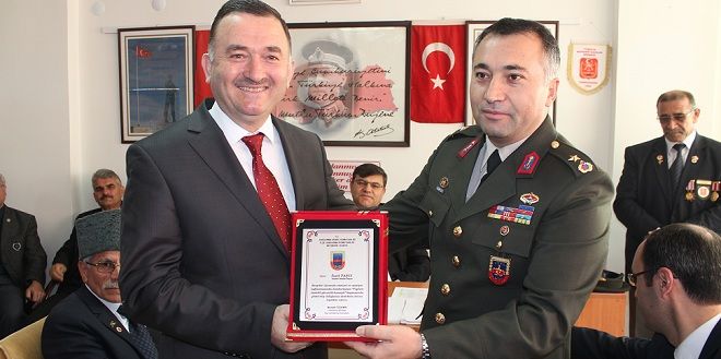 Garnizon Komutanından teşekkür plaketi