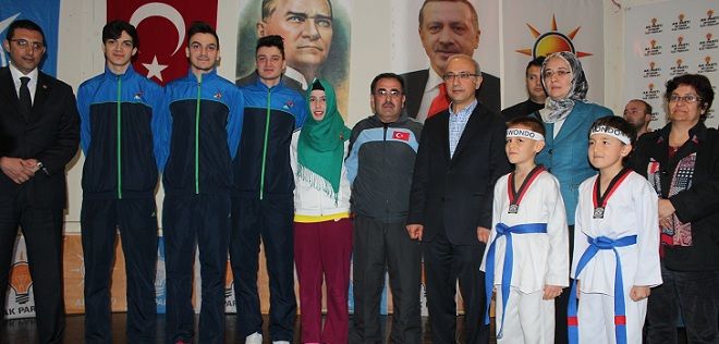 Beyşehirin şampiyonlarını bakan altınla ödüllendirdi