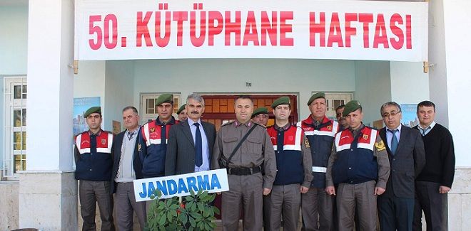 Jandarmadan kitap okumaya destek