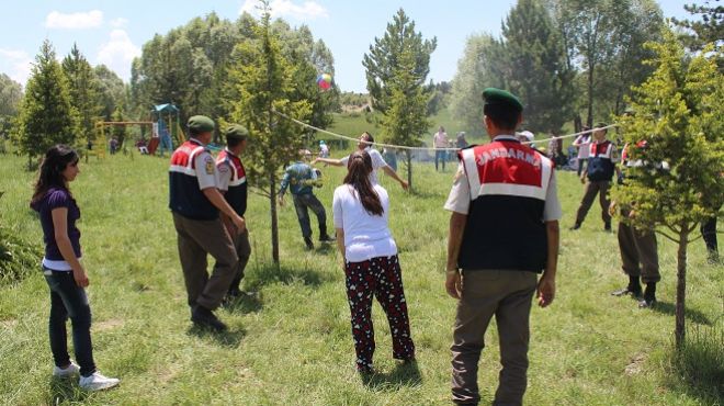 Jandarma, engelli öğrencilerle piknik keyfi yaşadı 