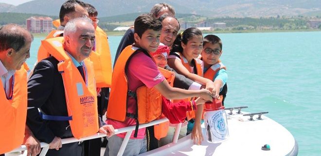 Çocuklar hayallerini göle bıraktı