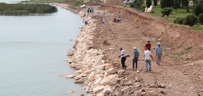 Göl kıyılarını oltacılar şenlendirdi 