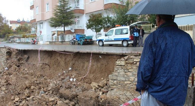 Yağmur sonrası istinat duvarı çöktü