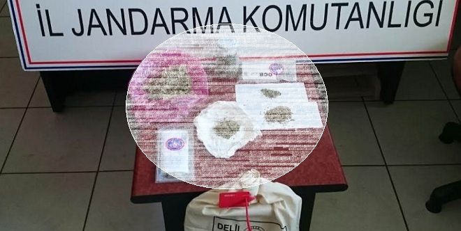 Jandarmayı görünce uyuşturucuları araçtan attılar