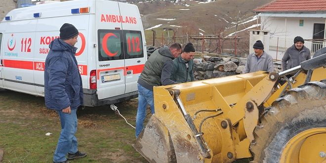 Çamura Saplanan Ambulansı Kepçeyle Kurtardı