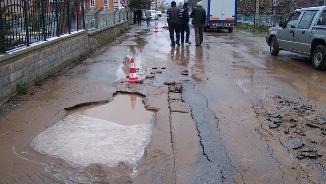 Su Patladı, Caddede Göçük Oluştu