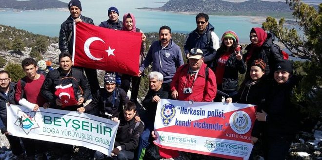 Omuzlarında Türk bayrağıyla polis için yürüdüler 