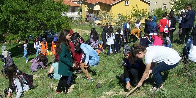 Başkan Özaltun Öğrencilerle Fidan Dikti