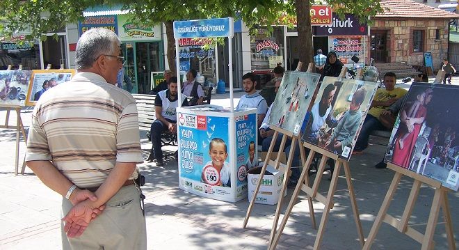 İHH'dan Çarşı Cami Önünde Stand