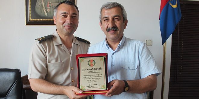 Gazeteciler Cemiyetinden Özdemire Plaket 