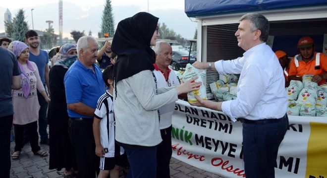 Büyükşehirden Organik Meyve İkramı