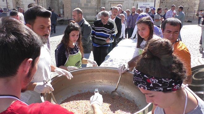 Göl Fenerin'den Cami Cemaatine Aşure İkramı