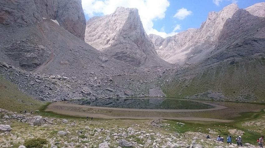 Anamas Dağı’ndaki Krater Gölü, Doğaseverlerin Gözdesi