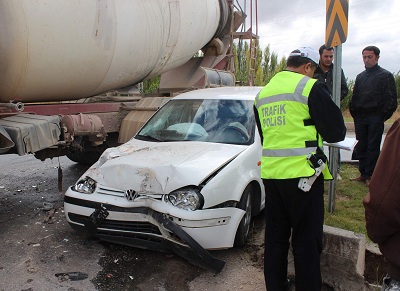 Otomobil Beton mikserine Çarpıştı