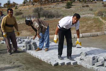 Köy halkı yollara parke döşedi