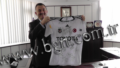 Beşiktaşlı futbolcunun forması hediye edildi