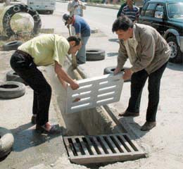Hırsızlar rögar kapaklarına dadandı