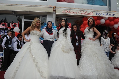 Açılışta Gelinlik Defilesi