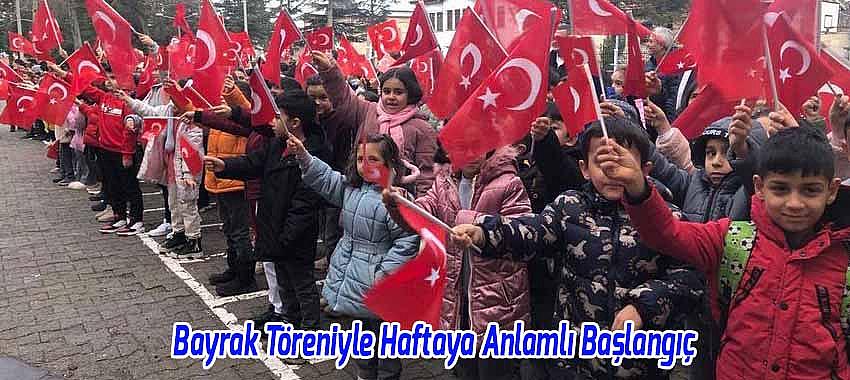 Eğitimde Tek Yürek: Bayrak Töreniyle Haftaya Anlamlı Başlangıç