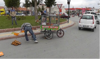 Otomobil Tatlı arabasına Çarptı 1 yaralı