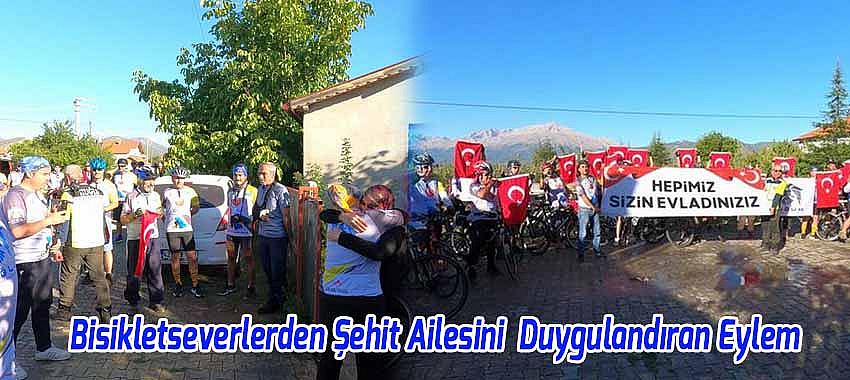 Bisikletseverlerden Şehit Ailesinin evinin önünde Duygulandıran Pankart