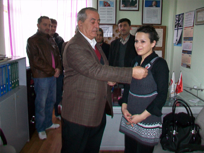 Sürücü adayı altınla ödüllendirildi
