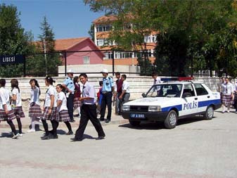 Okullar polis takibinde