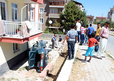 Otomobil  apartmanın bahçesine düştü 