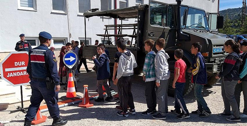 Derebucak’ta öğrenciler jandarma teşkilatını tanıdı