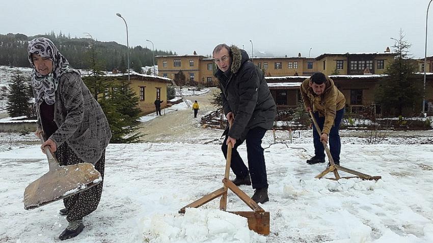 Sanatçılar Toprak Damlarda Kar Kürüdü