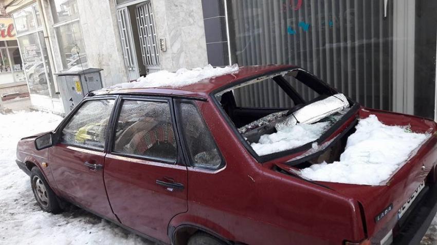 Çatıdan Düşen Kar Arabaya Zarar Verdi