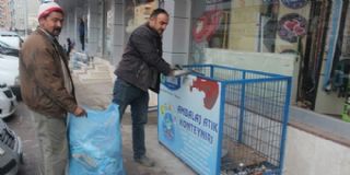 Geri dönüşüm kutularından çöp çıkıyor