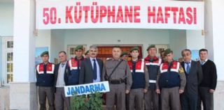 Jandarmadan kitap okumaya destek