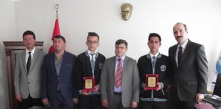 Kaymakam Engelsiz Gözlük projesinin mimarlarını ödüllendirdi