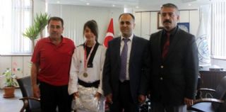 Başkan Özaltun tekvandocuları ödüllendirdi