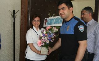 Emniyet'ten Hemşirelere Çiçek