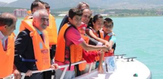 Çocuklar hayallerini göle bıraktı