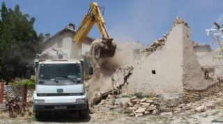 Metruk binalar yıkılıyor
