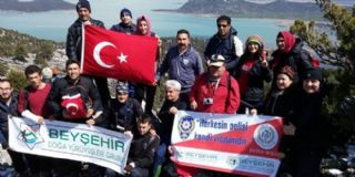 Omuzlarında Türk bayrağıyla polis için yürüdüler 