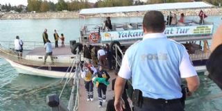 Göle Düşen Bebegi Tekne Görevlisi Kurtardı