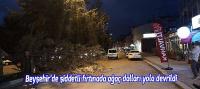 Şiddetli rüzgarda kırılan ağaç dalları yola düştü
