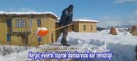 Kerpiç evlerin toprak damlarında kar temizliği mesaisi