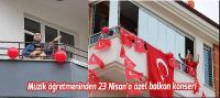 Müzik öğretmeninden 23 Nisan’a özel gitarla balkon konseri