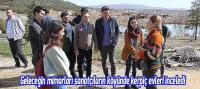 Geleceğin mimarları sanatçıların köyünde kerpiç evleri inceledi