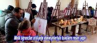 Minik öğrenciler atölyede ebeveynleriyle tuvallere resim yaptı
