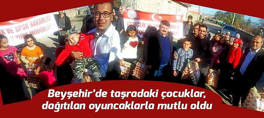 Beyşehir’de taşra çocukları dağıtılan oyuncaklarla mutlu oldu