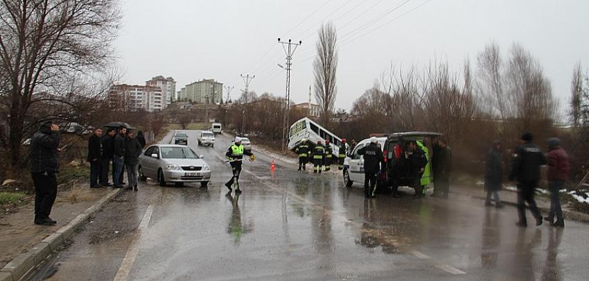 Beyşehir'de 3 Araç Kazaya Yaptı: 15'i öğrenci 16 yaralı
