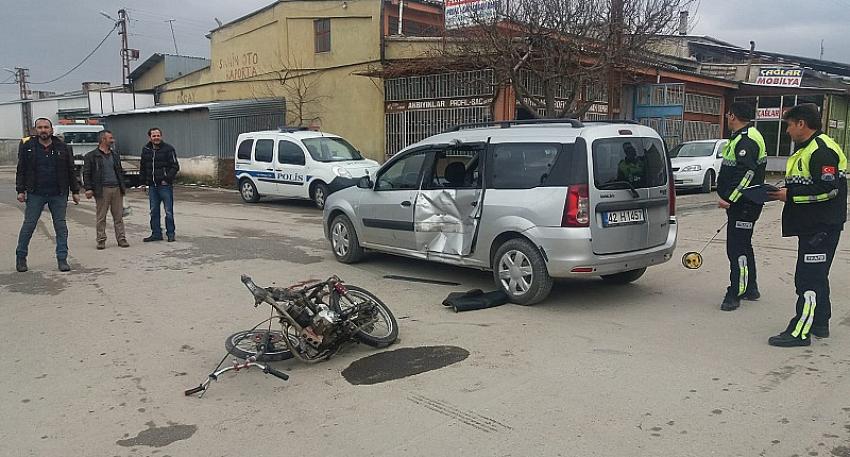 Otomobile Çarpan Motosiklet Sürücüsü Yaralandı